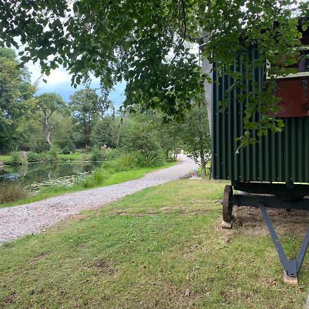 The Shepherd'S Hut - Wild Escapes Wrenbury Off Grid Glamping - Ages 12 And Over Baddiley Exterior photo