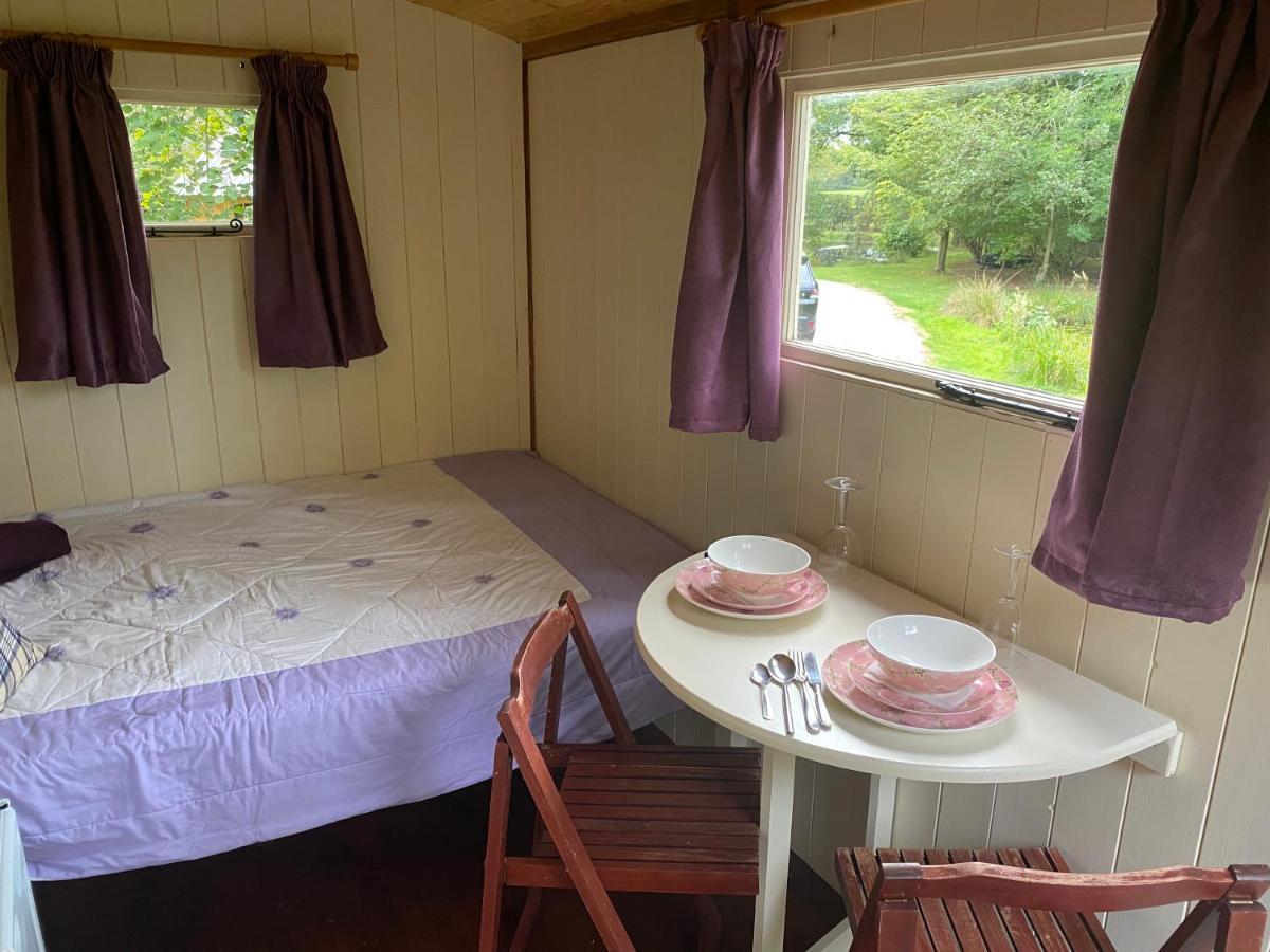 The Shepherd'S Hut - Wild Escapes Wrenbury Off Grid Glamping - Ages 12 And Over Baddiley Exterior photo