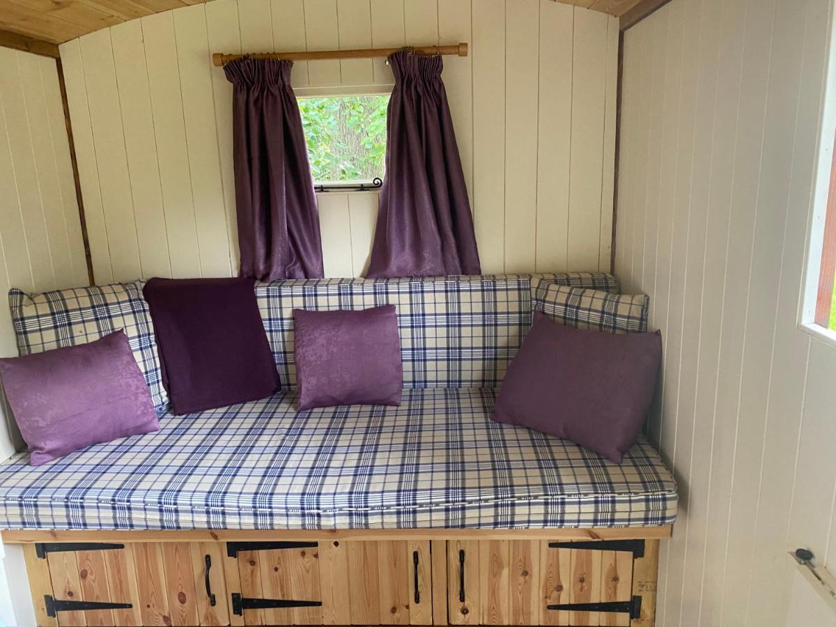 The Shepherd'S Hut - Wild Escapes Wrenbury Off Grid Glamping - Ages 12 And Over Baddiley Exterior photo