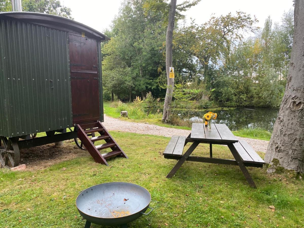The Shepherd'S Hut - Wild Escapes Wrenbury Off Grid Glamping - Ages 12 And Over Baddiley Exterior photo