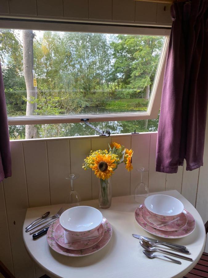 The Shepherd'S Hut - Wild Escapes Wrenbury Off Grid Glamping - Ages 12 And Over Baddiley Exterior photo