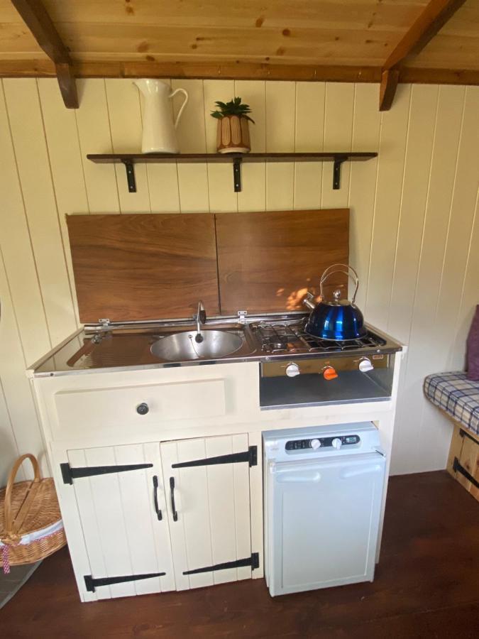 The Shepherd'S Hut - Wild Escapes Wrenbury Off Grid Glamping - Ages 12 And Over Baddiley Exterior photo