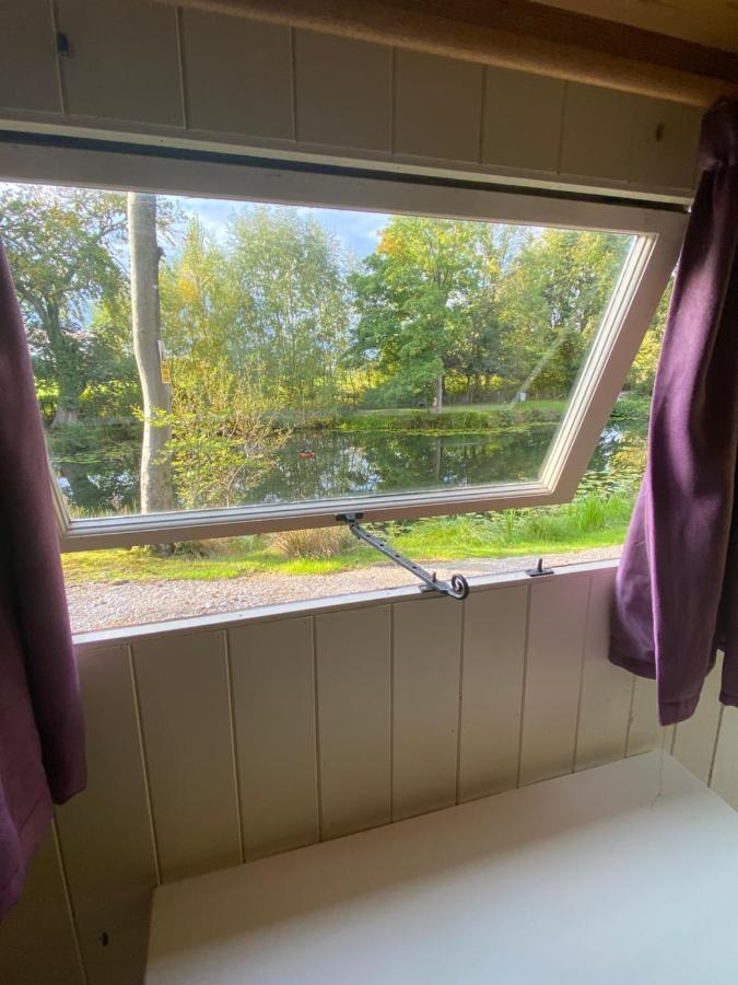 The Shepherd'S Hut - Wild Escapes Wrenbury Off Grid Glamping - Ages 12 And Over Baddiley Exterior photo